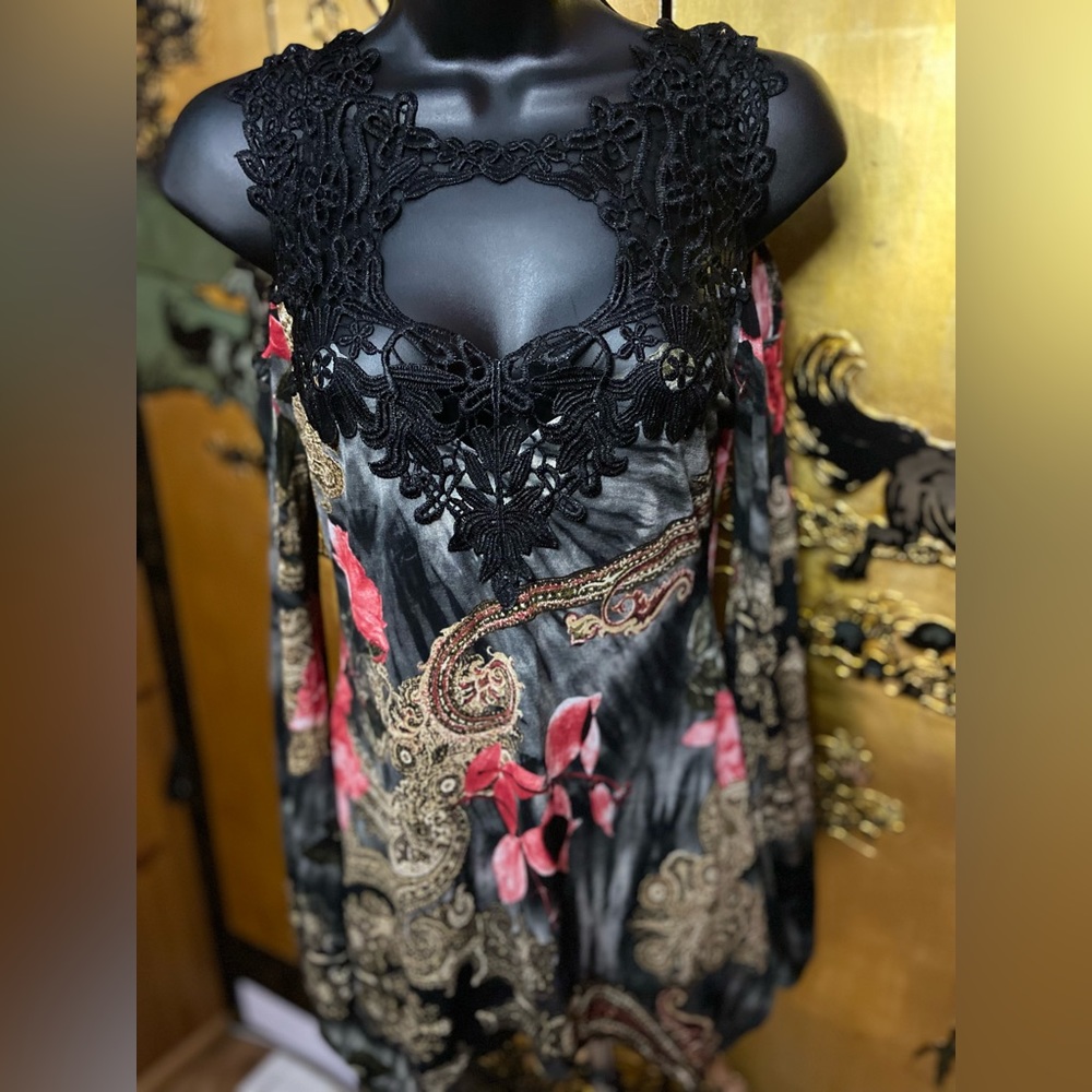 Venus brand floral top. Like new size S